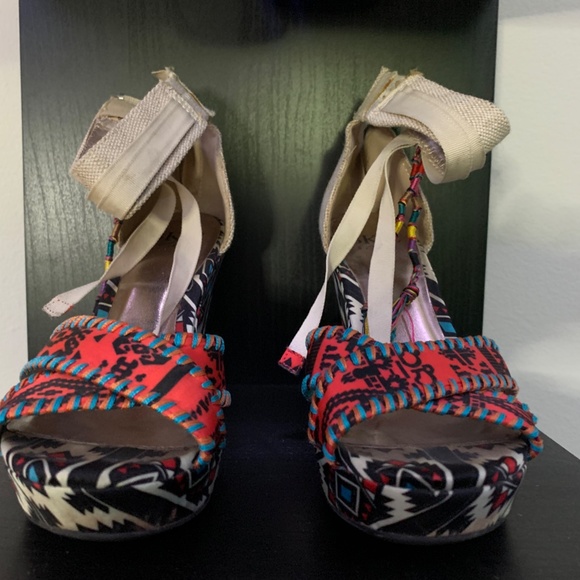 BKE Sole Wedges - Tribal Print - Picture 2 of 3